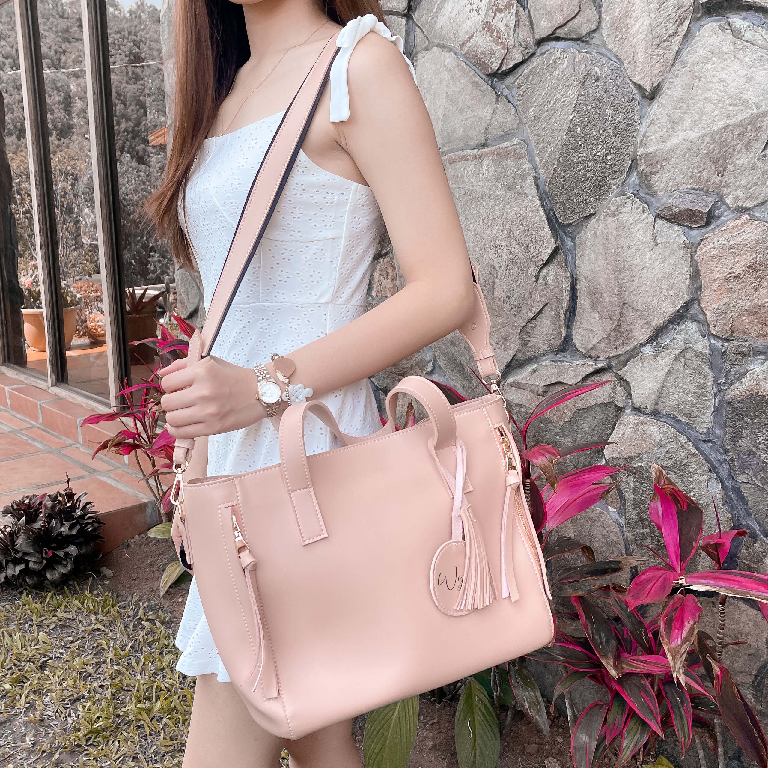 A M A N D A Tote Bags